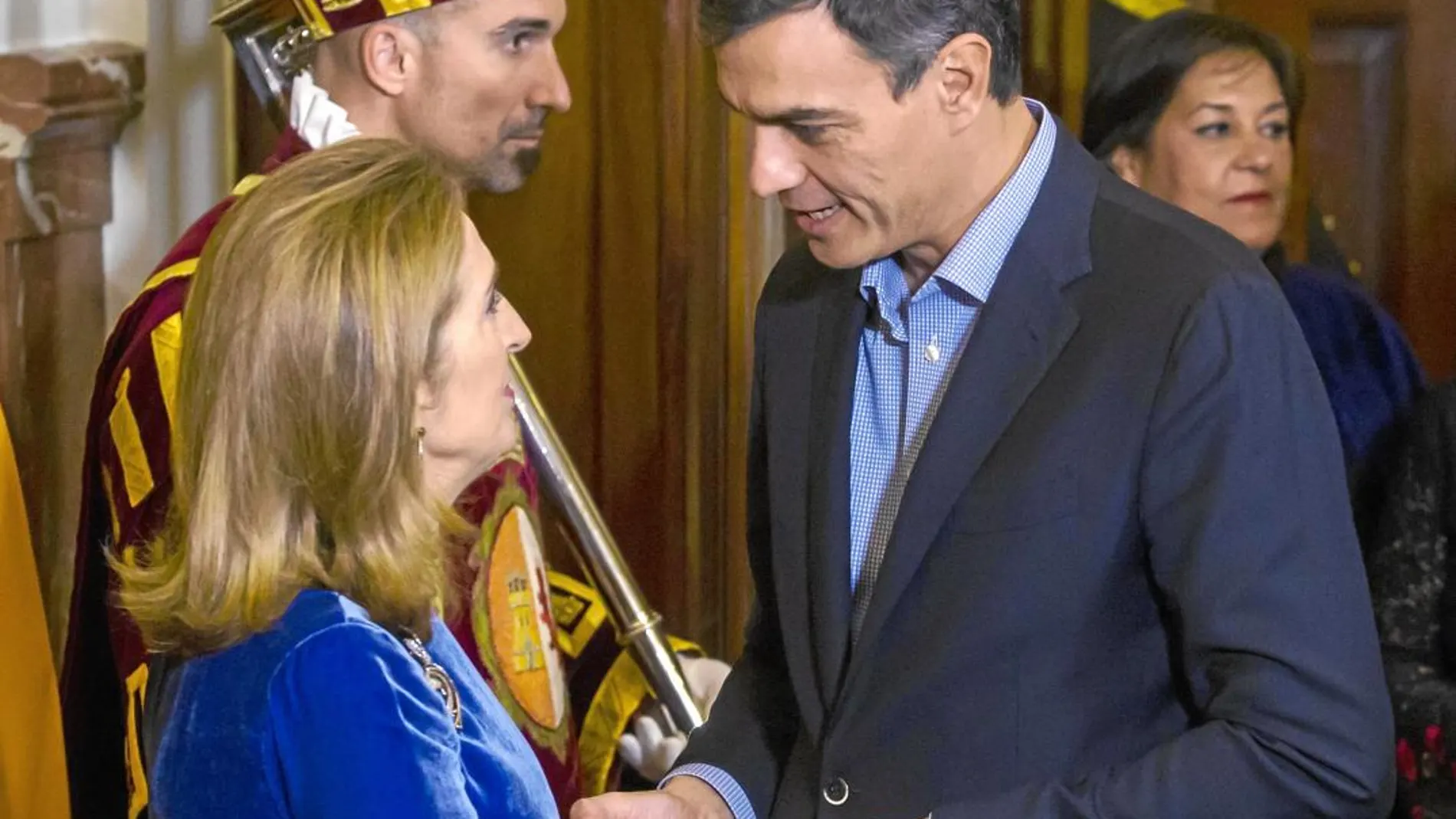 El líder del PSOE, Pedro Sánchez, junto a la presidenta de la Cámara Baja, Ana Pastor