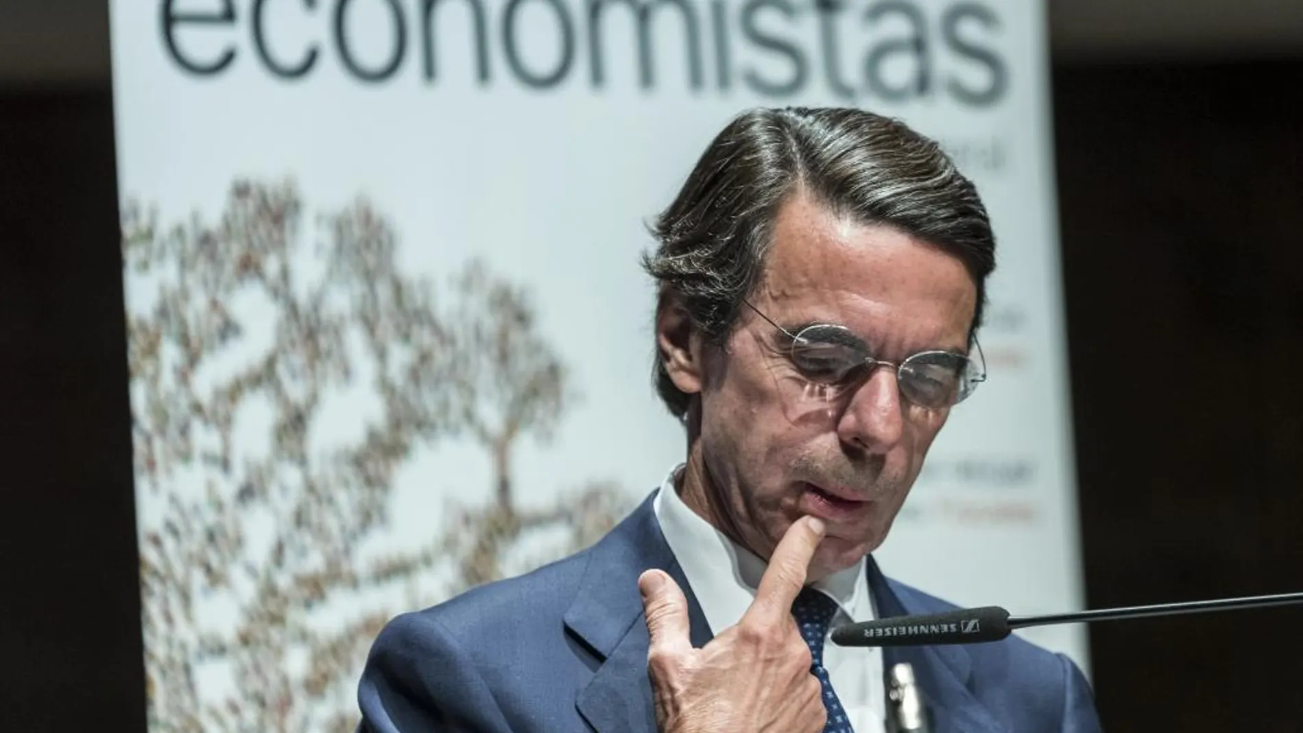 El expresidente del Gobierno, José María Aznar, pronunció la conferencia "La UE: encrucijadas, posibilidades y peligros", en el Foro Anual de Economistas
