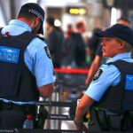 Agentes australianos hacen guardia en el aeropuerto de Sydney