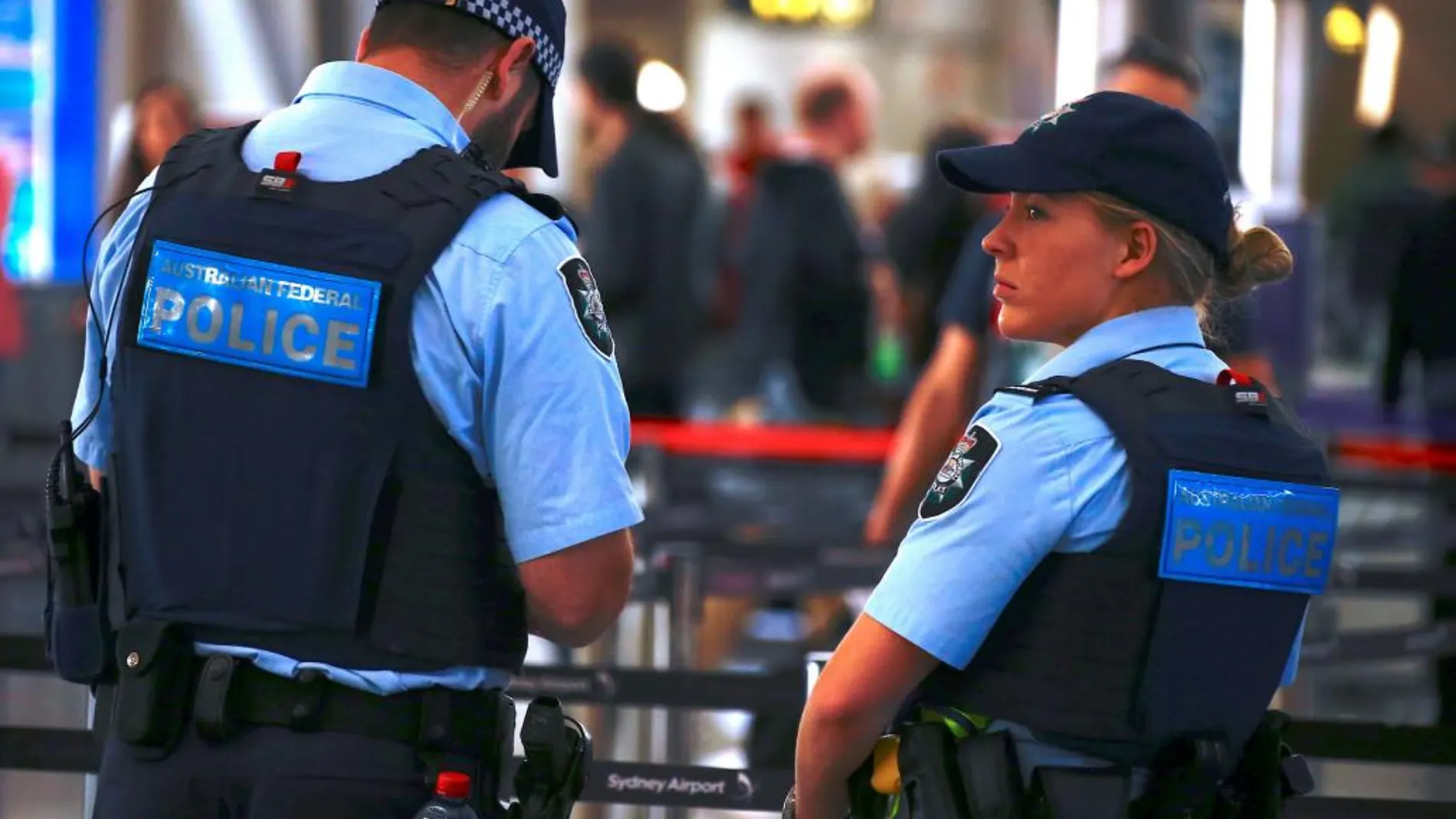 Agentes australianos hacen guardia en el aeropuerto de Sydney