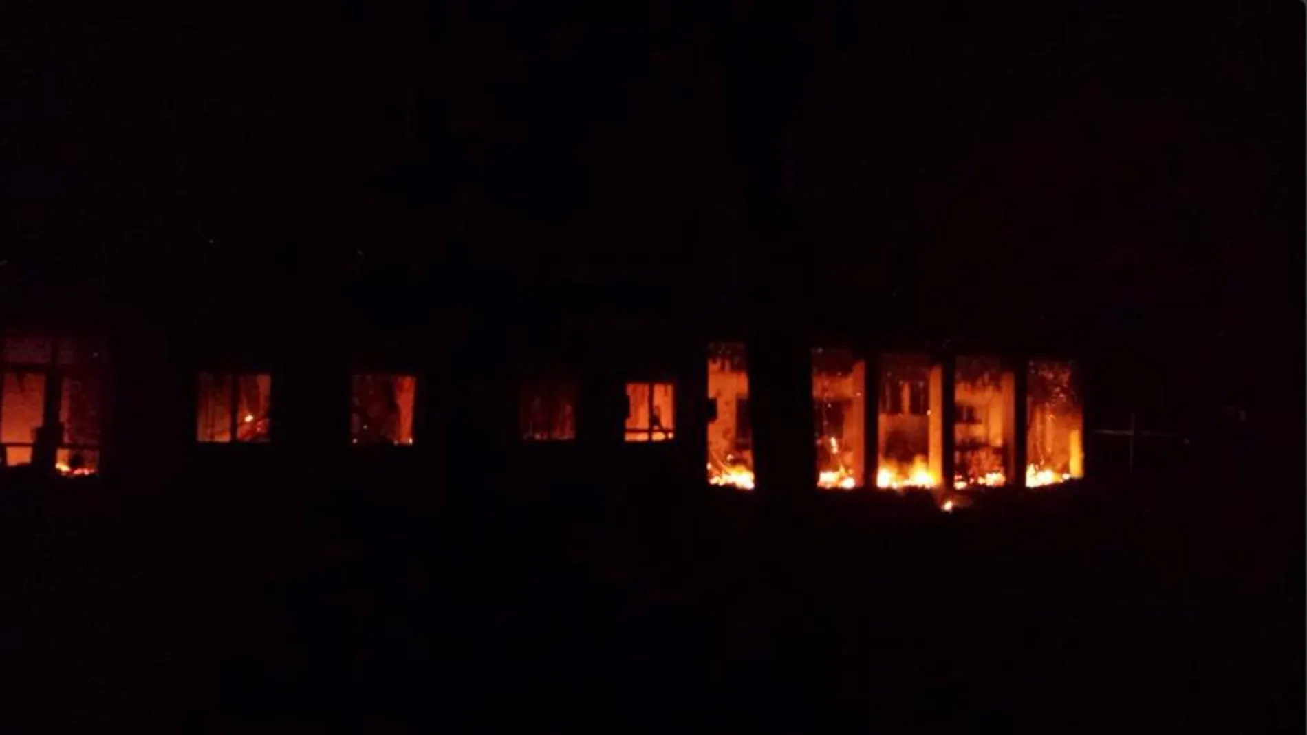 El hospital, en llamas tras el bombardeo