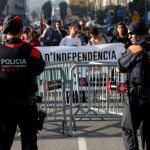 Agentes de los Mossos d'Esquadra, junto al Parlament