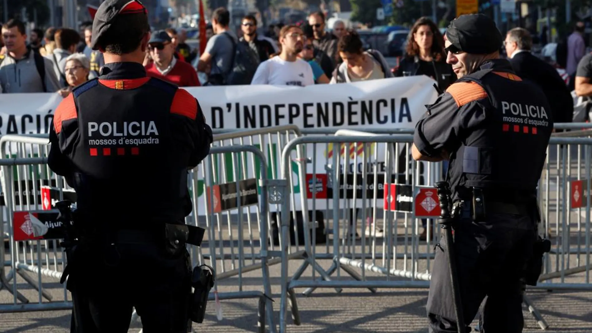 Agentes de los Mossos d'Esquadra, junto al Parlament
