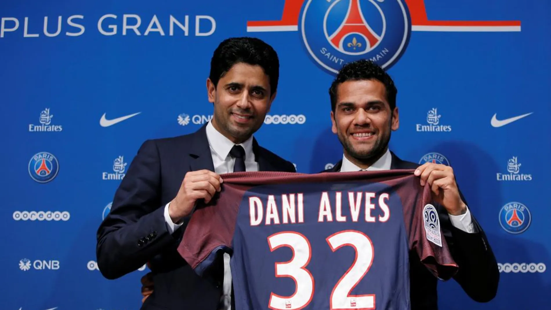 Dani Alves posa con su nueva camiseta del PSG