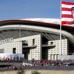 Miles de aficionados se acercan al Wanda Metropolitano, nuevo estadio del Atlético de Madrid, antes del partido de Liga en Primera División que les enfrentará esta noche al Málaga.