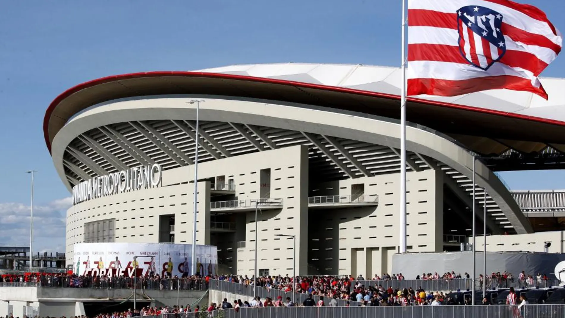 Miles de aficionados se acercan al Wanda Metropolitano, nuevo estadio del Atlético de Madrid, antes del partido de Liga en Primera División que les enfrentará esta noche al Málaga.