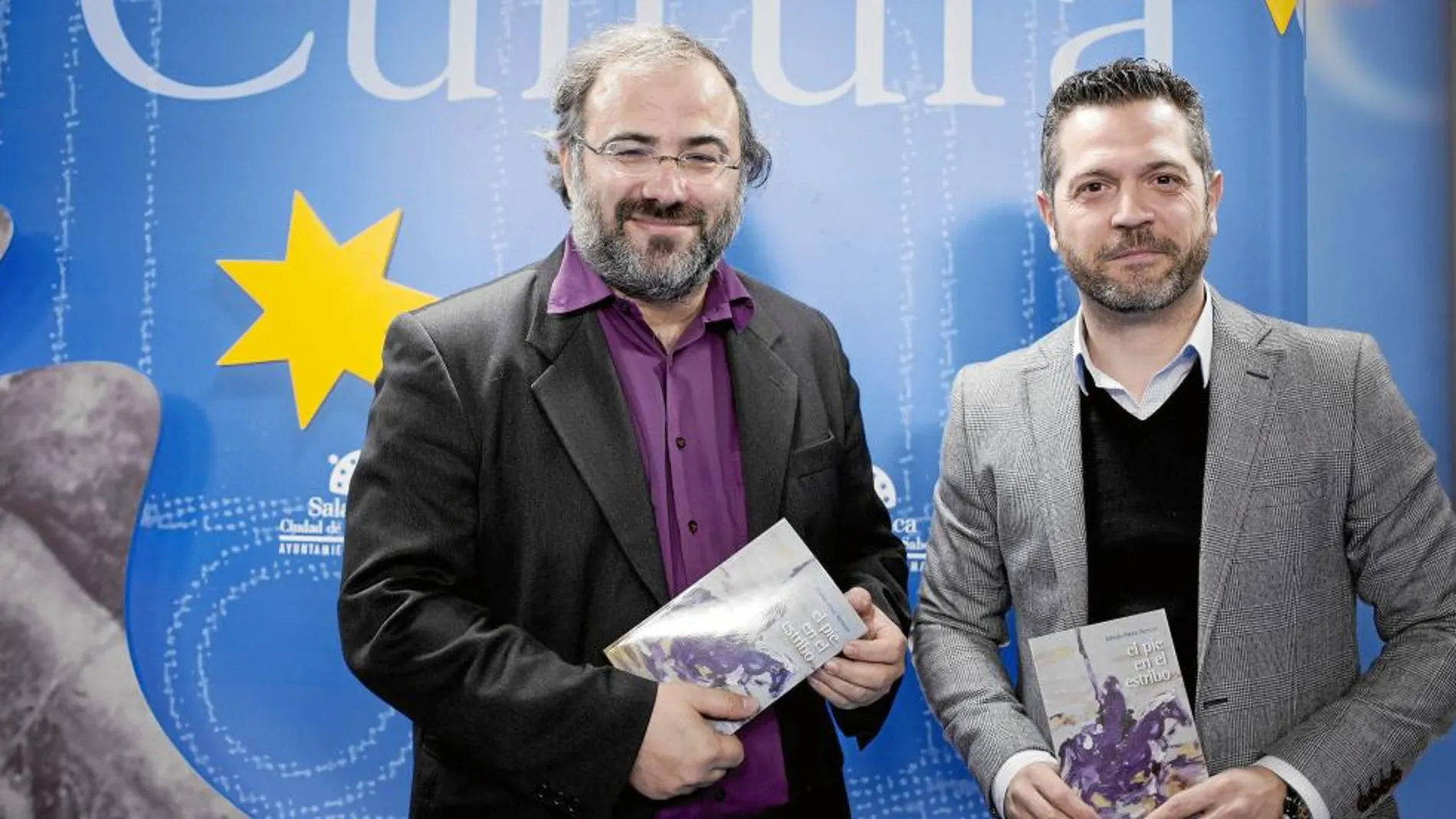 El poeta hispano peruano Alfredo Pérez Alencart junto al concejal de Cultura y Turismo del Ayuntamiento de Salamanca, Julio López