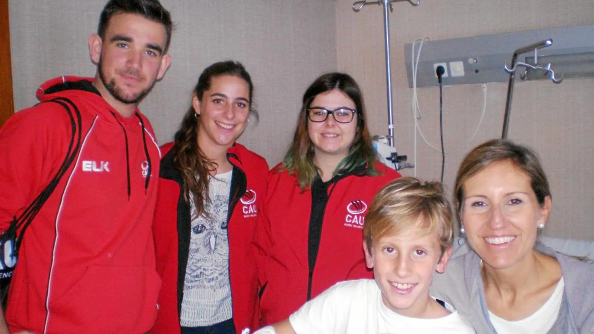 El CAU Rugby Valencia quiso mostrar su lado más solidario y por ello varios jugadores visitaron a los niños enfermos que se encuentran en el Hospital Casa de Salud de Valencia