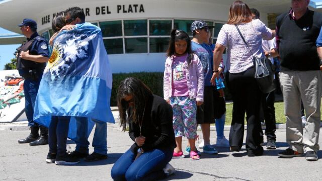 Familiares del submarino ARA San Juan se reunieron con vecinos del Mar del Plata ayer en la base naval para homenajear a la tripulación y exigir responsabilidades