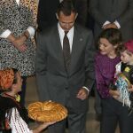 Los Reyes Felipe y Letizia reciben de obsequio una empanada durante su visita hoy a la localidad asturiana de Colombres