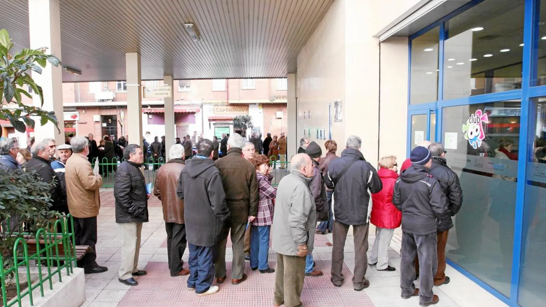 Gente haciendo cola a las puertas de las oficinas del «Club de los 60» para solicitar viajes