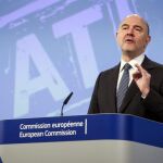 El comisario europeo de Asuntos Económicos y Financieros, Pierre Moscovici, interviene durante una rueda de prensa celebrada para presentar un "plan de accion"para la modernización del IVA en la UE