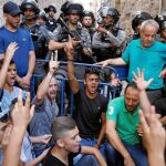 Palestinos gritan ante la Policía de fronteras israelí en la ciudad vieja de Jerusalén, ayer