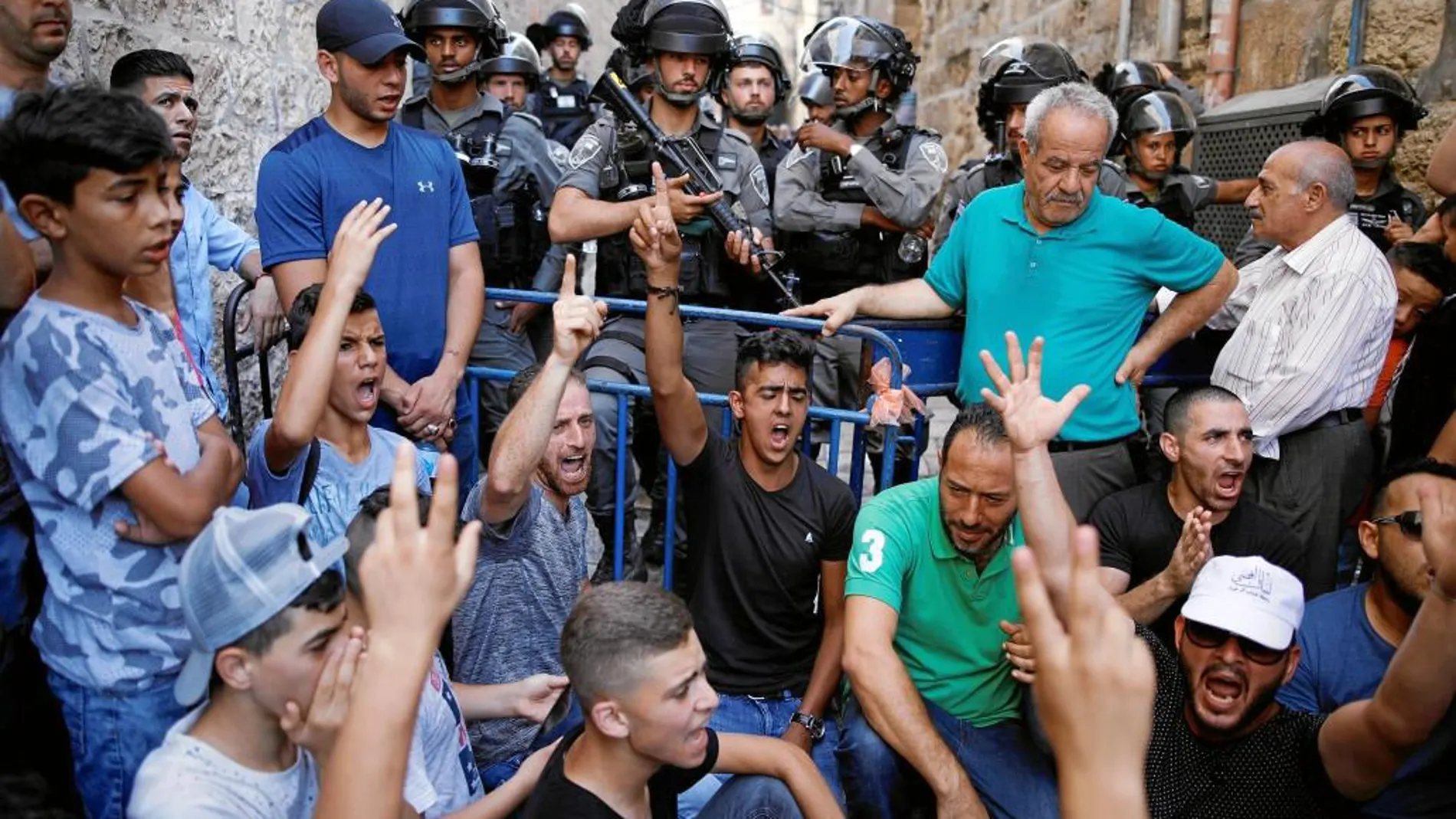 Palestinos gritan ante la Policía de fronteras israelí en la ciudad vieja de Jerusalén, ayer