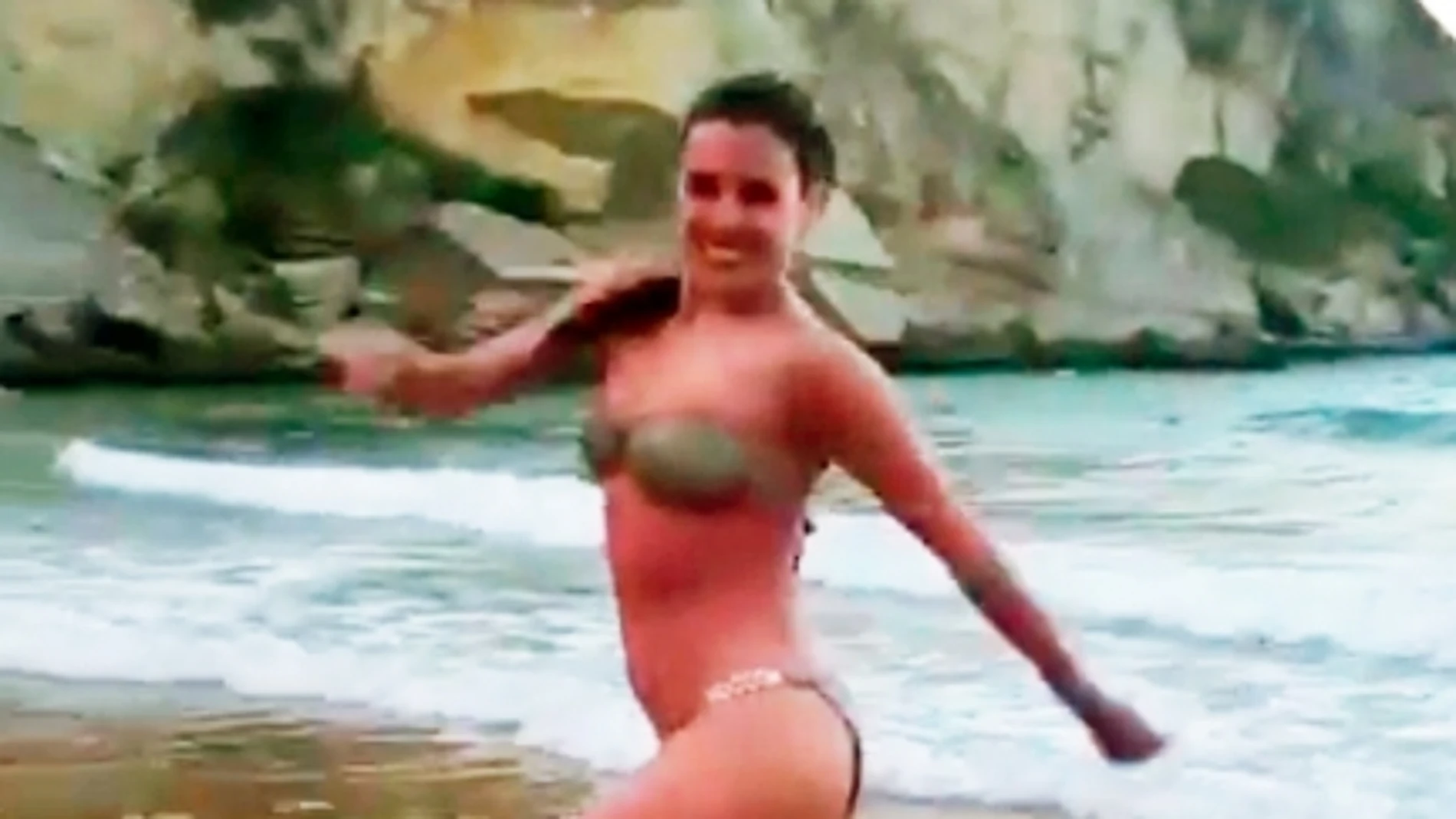 Adriana Ugarte se divierte dándose un chapuzón en las aguas del mar Cantábrico
