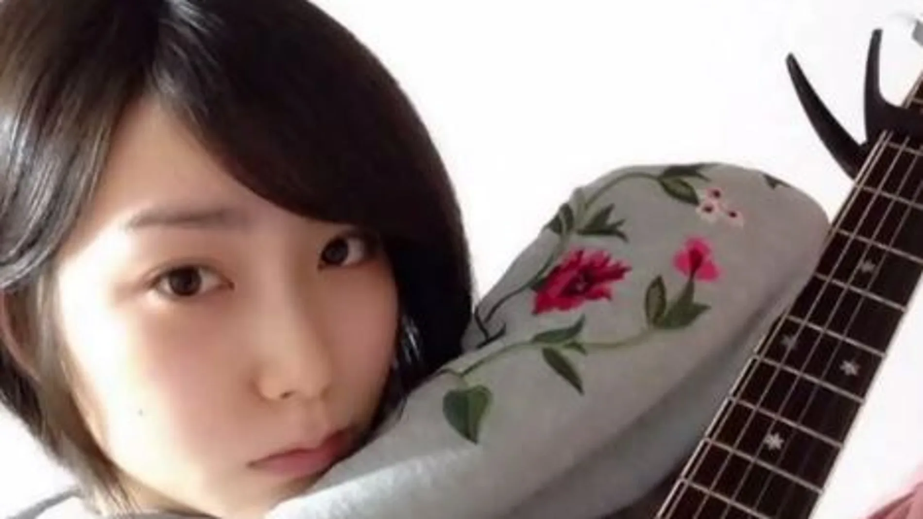 Un fan acuchilla a la cantante japonesa Mayu Tomita por no aceptar su regalo