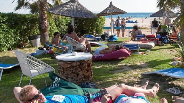 Aficionados al kitesurf en la costa gaditana