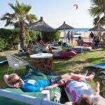 Aficionados al kitesurf en la costa gaditana