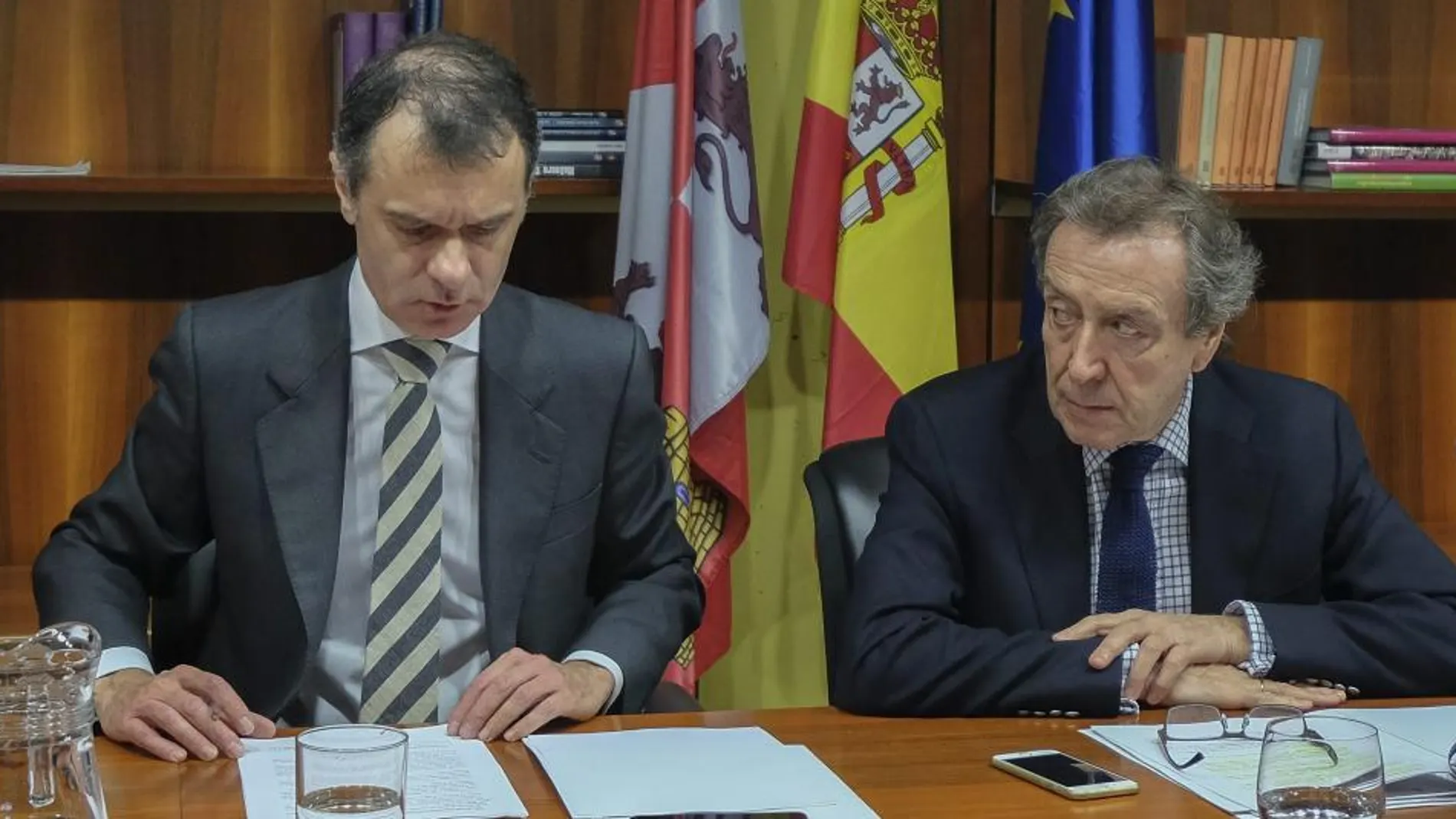 El vicepresidente José Antonio de Santiago-Juárez y José Manuel Herrero durante el Consejo de Cooperación para el Desarrollo