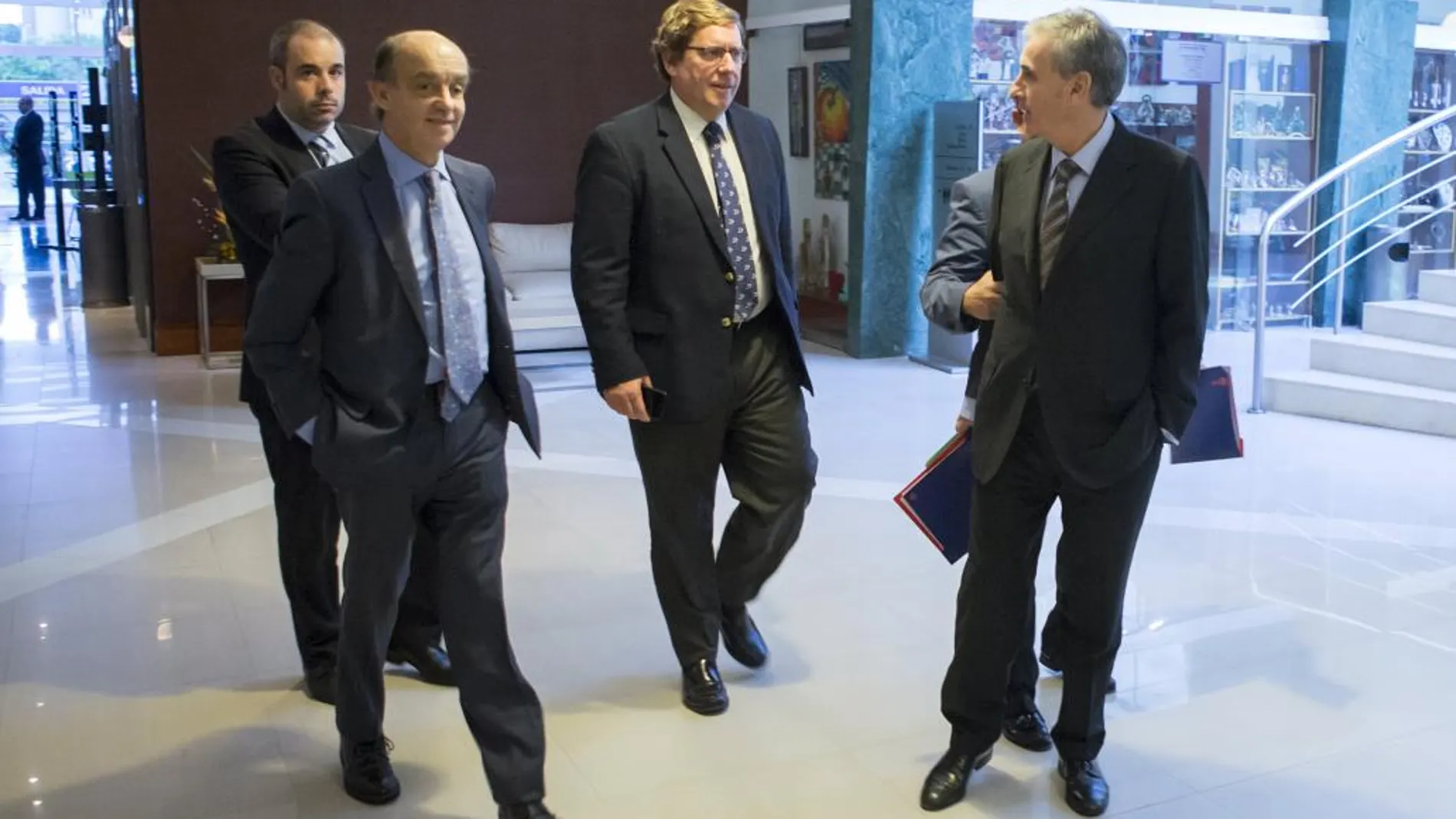 Los eurodiputados Fernando Maura (i), Gabriel Mato (c) y Ramón Jáuregi (d) llegan para una reunión en Caracas