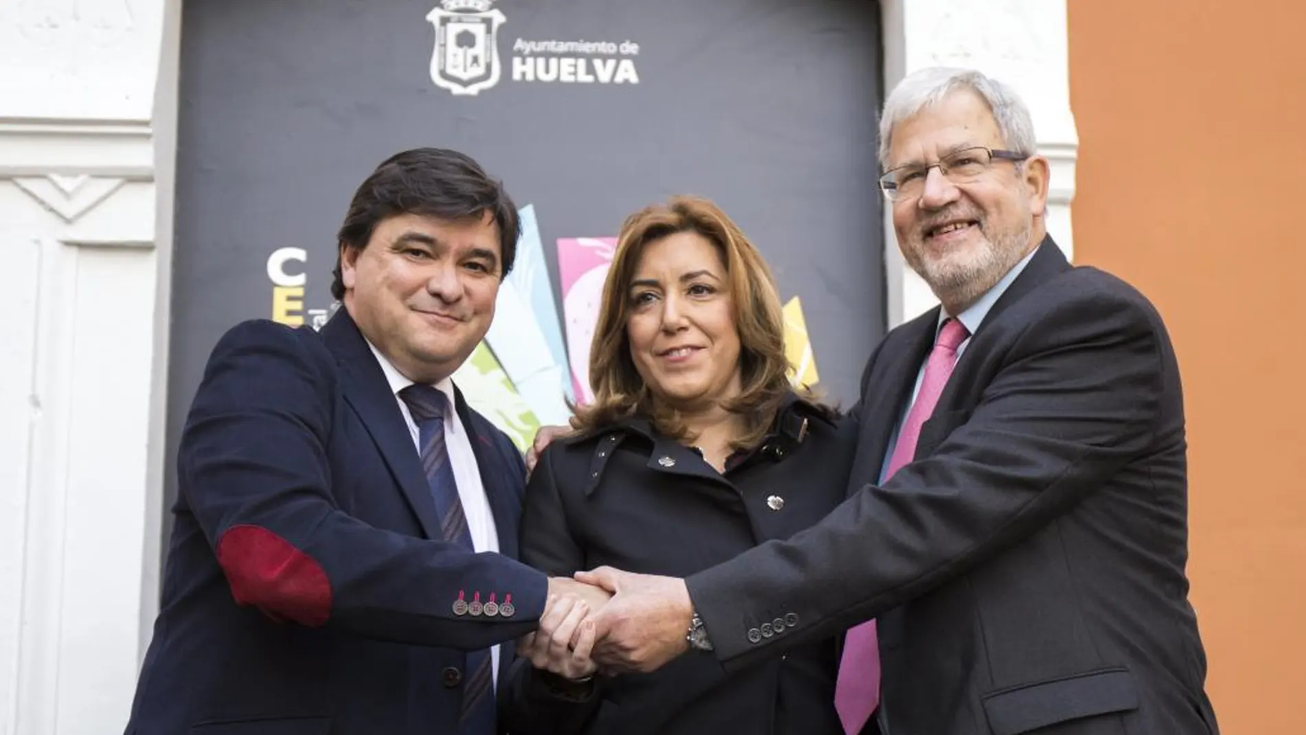 La presidenta de la Junta, Susana Díaz; junto al alcalde de Huelva, Gabriel Cruz; y el presidente de la Federación de Periodistas y Escritores de Turismo de España, Mariano Palacín