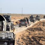 Camiones militares iraquíes avanzando en un área de la ciudad de Ramadi,
