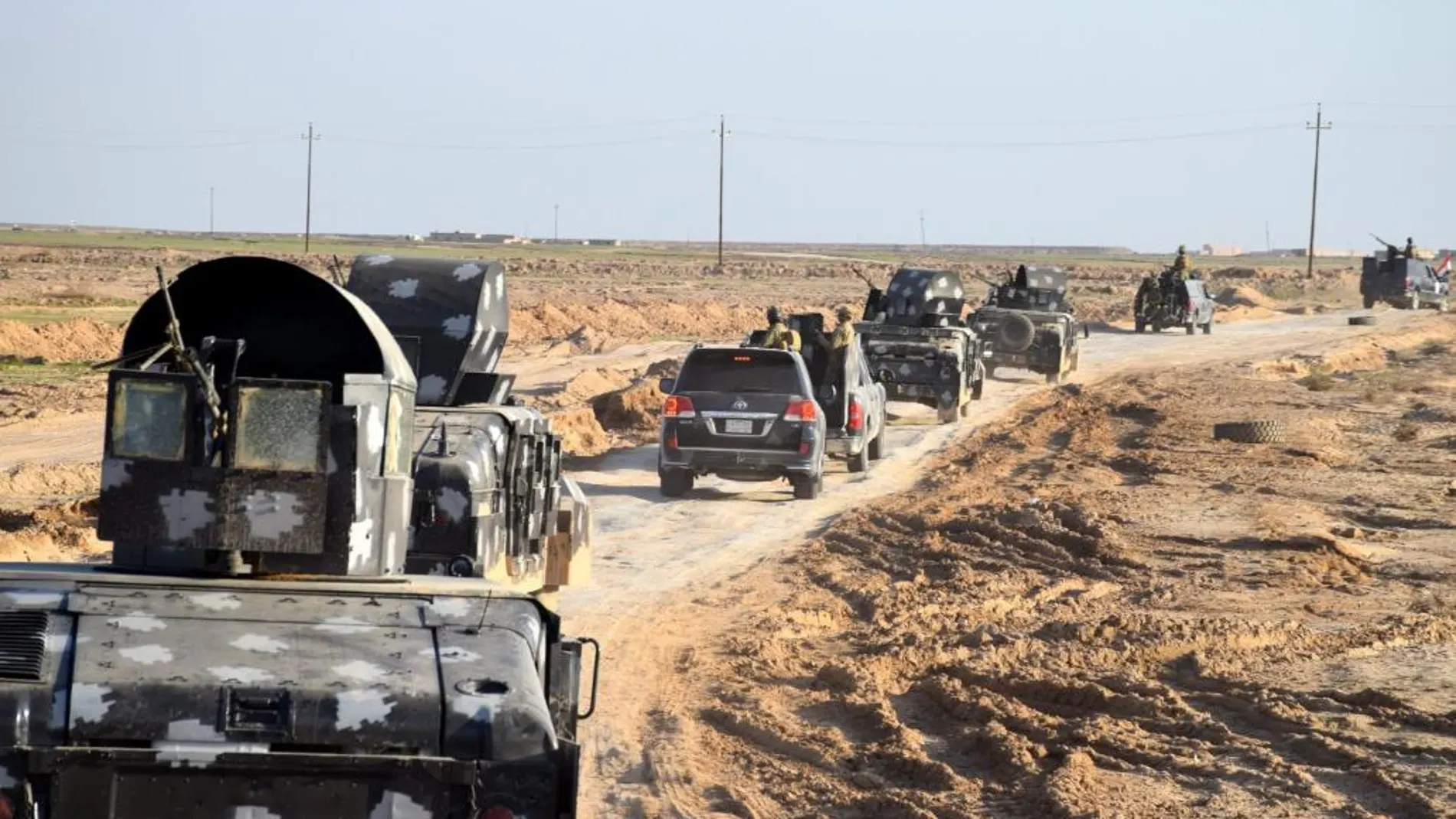 Camiones militares iraquíes avanzando en un área de la ciudad de Ramadi,