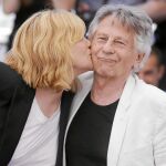 Emmanuelle Seigner besa a su esposo, Roman Polanski, ayer en Cannes