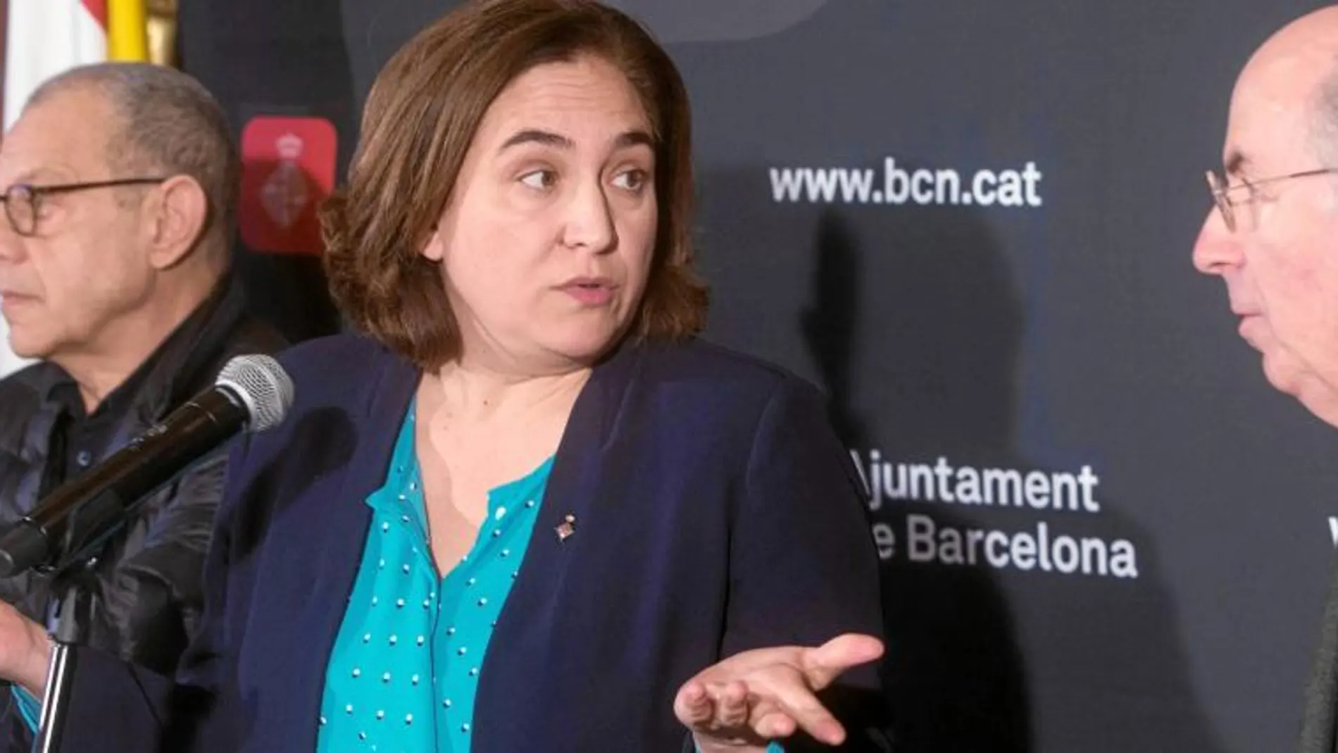 La alcaldesa de Barcelona, Ada Colau, atiende a los medios de comunicación junto al director del Teatre Lliure, Lluis Pasqual (i), y el director de la Fundación Pascual Maragall, Jordi Camí (d)