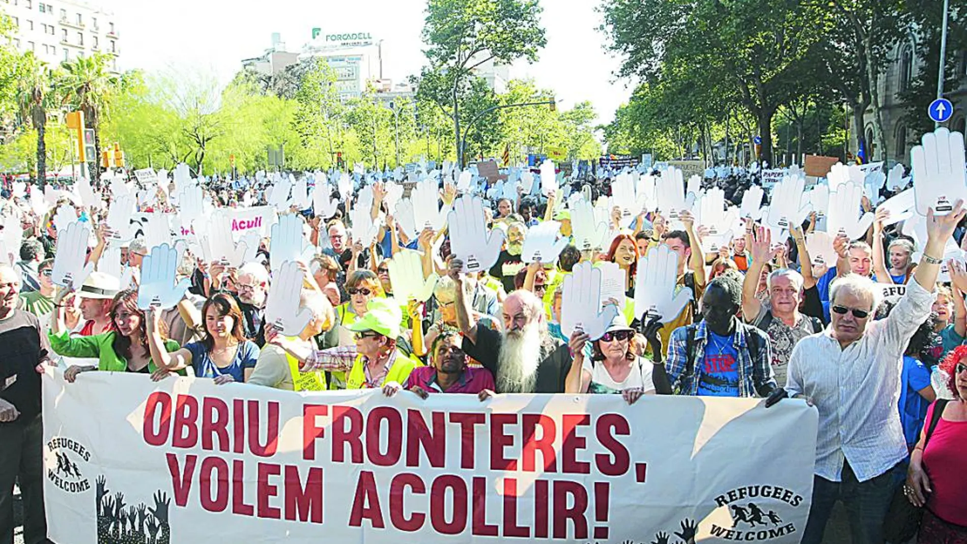 Varios miles de personas se manifestaron ayer por el centro de Barcelona bajo el lema "Obriu fronteres, volem acollir".