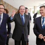 Herrera llega a las Cortes junto a los presidentes entrante y saliente de la FRMP, Alfonso Polanco y Francisco Vázquez, respectivamente