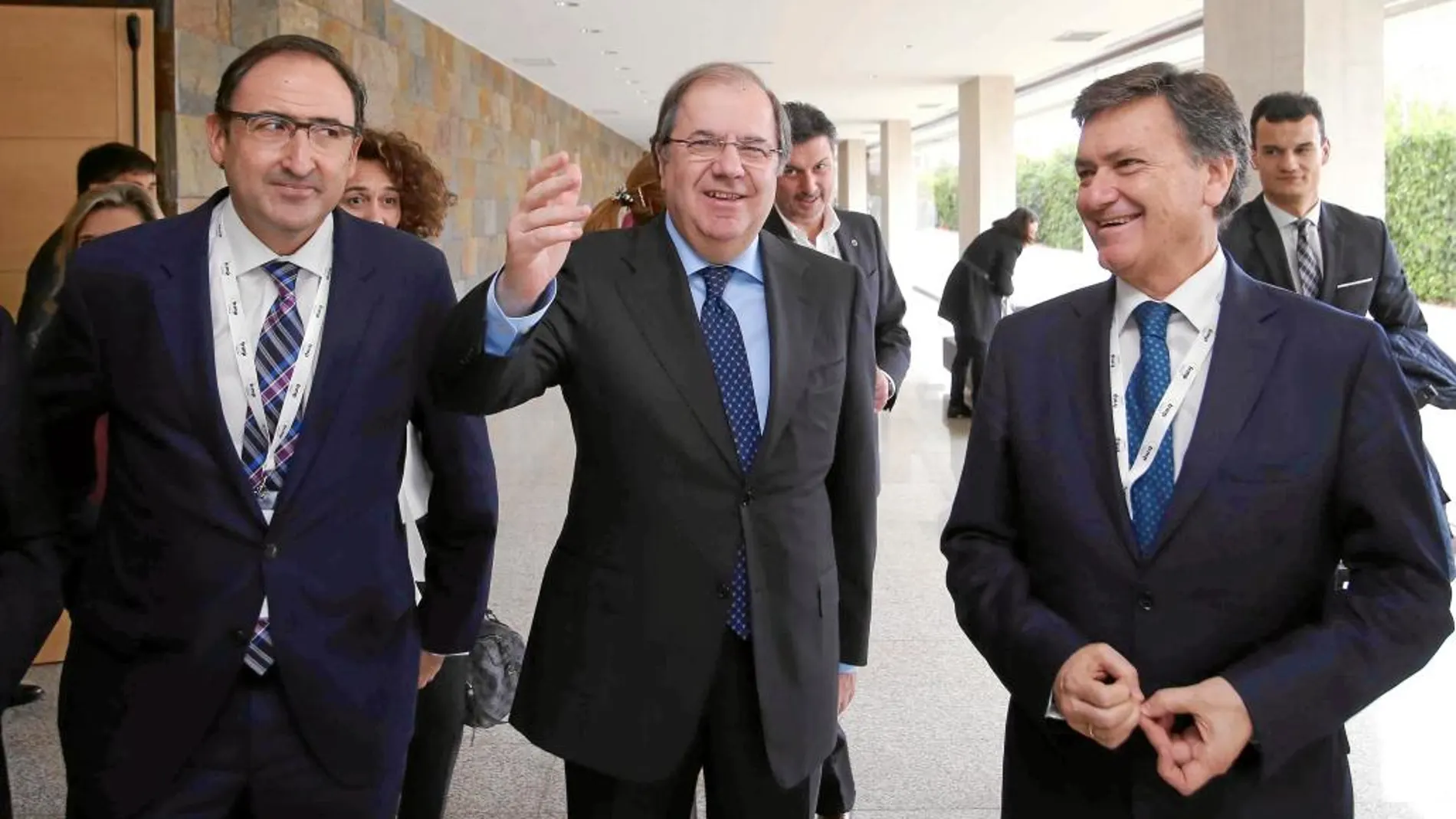 Herrera llega a las Cortes junto a los presidentes entrante y saliente de la FRMP, Alfonso Polanco y Francisco Vázquez, respectivamente