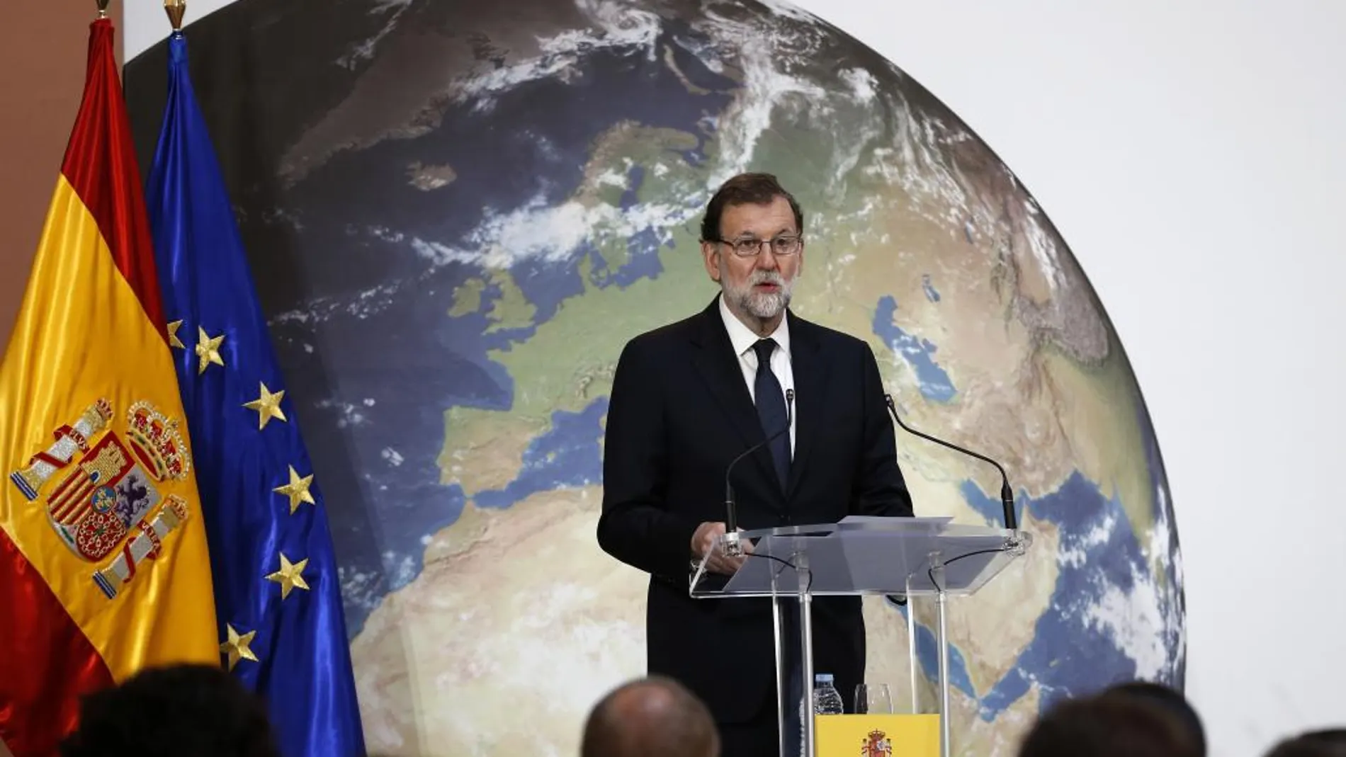 El presidente del Gobierno,Mariano Rajoy, en la inauguración de dos jornadas de debate para consensuar con la sociedad civil la regulación que se va a desarrollar para cumplir con los compromisos asumidos en el Acuerdo de lucha contra el cambio climático de París.