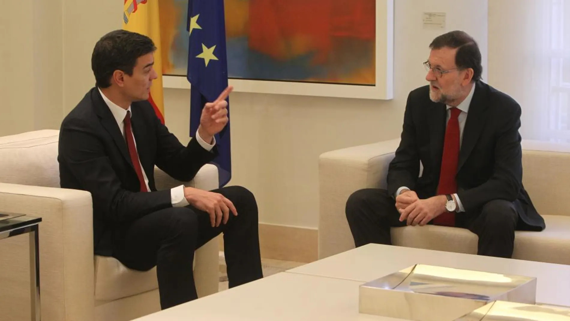 El presidente del Gobierno en funciones, Mariano Rajoy, durante su reunión con el líder del PSOE, Pedro Sánchez