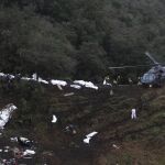Fotografía de archivo del 29 de noviembre de 2016, de los miembros de los organismos de rescate, que llegan al lugar donde se estrelló el avión de la aerolínea boliviana LaMia.