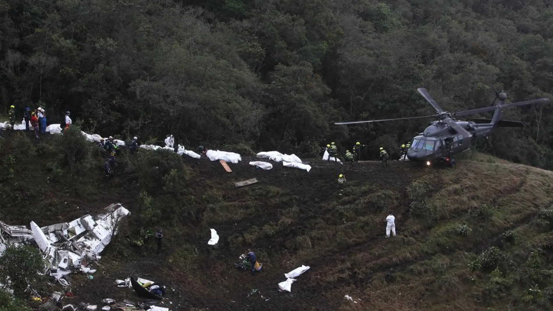 Fotografía de archivo del 29 de noviembre de 2016, de los miembros de los organismos de rescate, que llegan al lugar donde se estrelló el avión de la aerolínea boliviana LaMia.