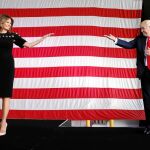 El presidente de EE UU, Donald Trump, y la primera dama en una escala de su viaje de vuelta en la base aérea de Sigonella