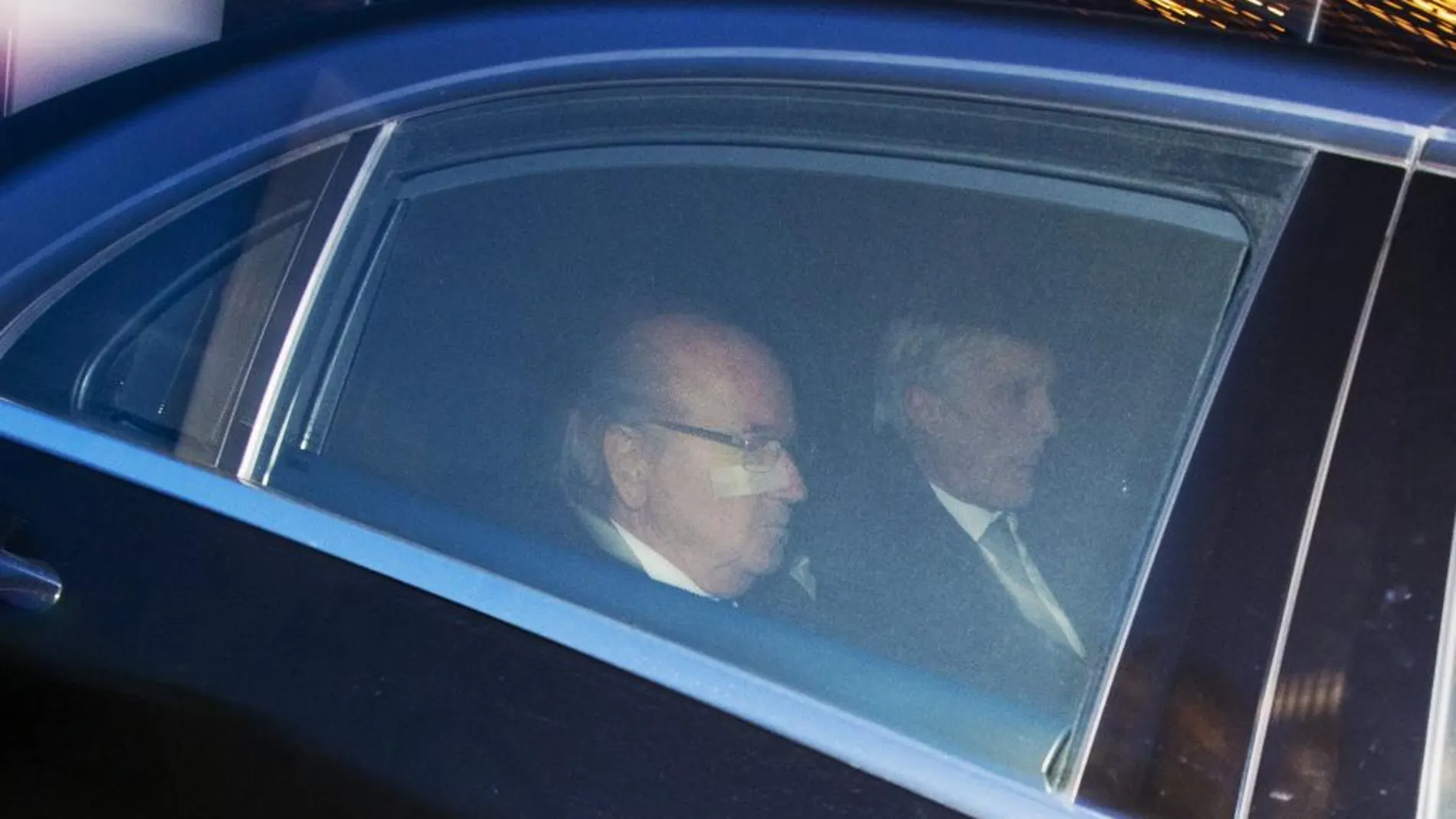 Blatter y su abogado Lorenz Erni tras declarar durante 8 horas en la sede de la FIFA