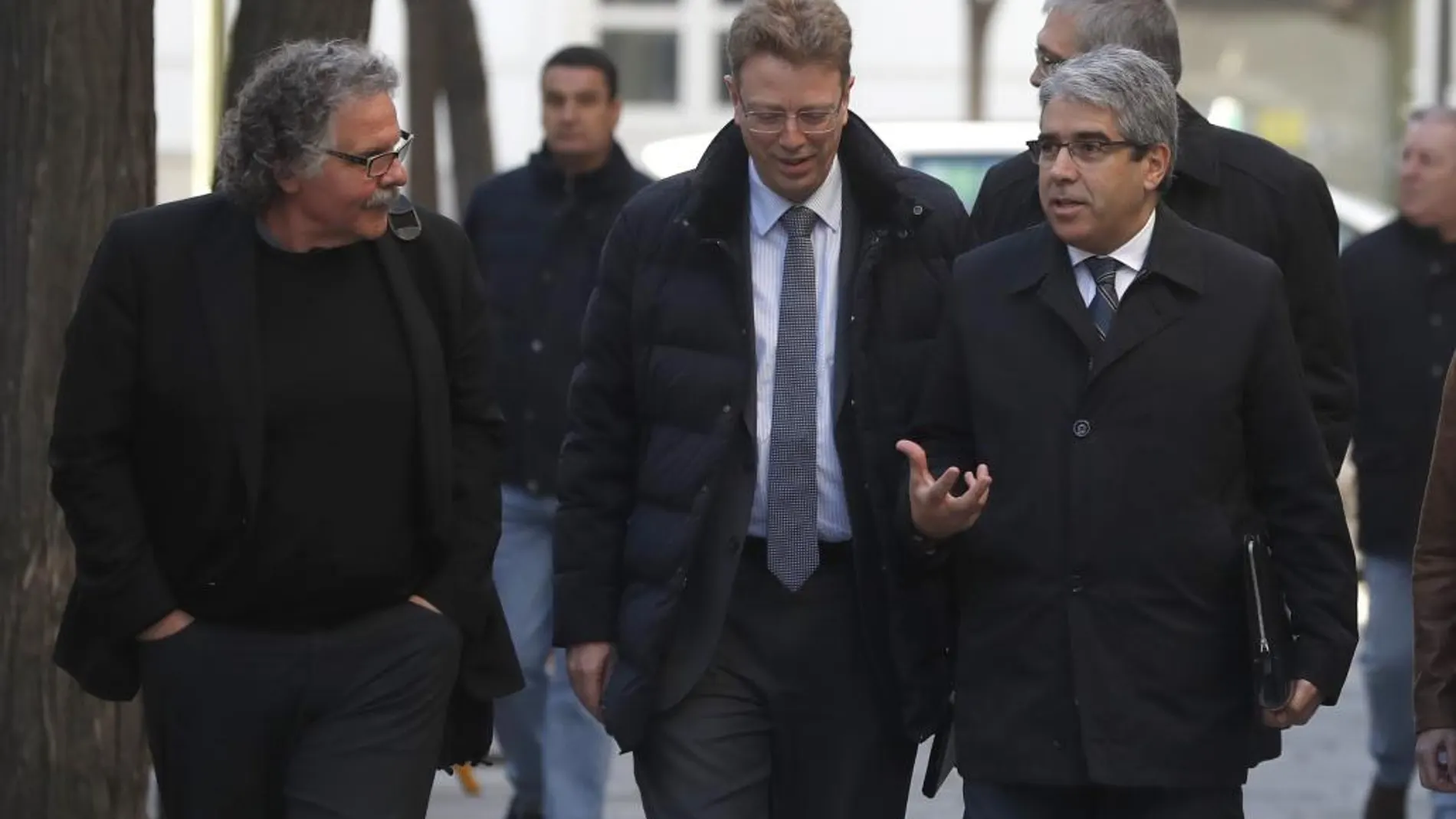 Francesc Homs,d, acompañado diputado de ERC Joan Tardá, entre otros, se dirige a la sede del Tribunal Supremo