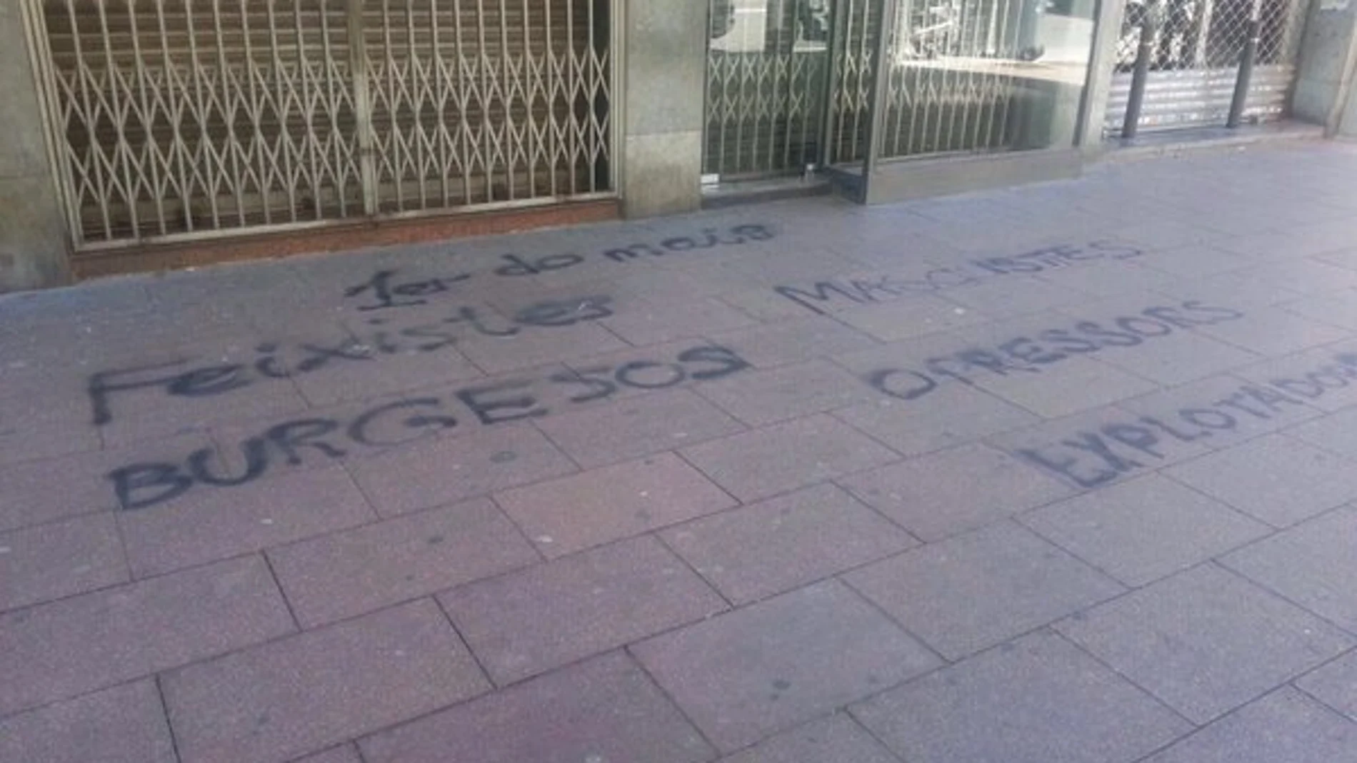 Pintadas en la puerta de la sede del PP en Nou Barris, barrio de Barcelona.