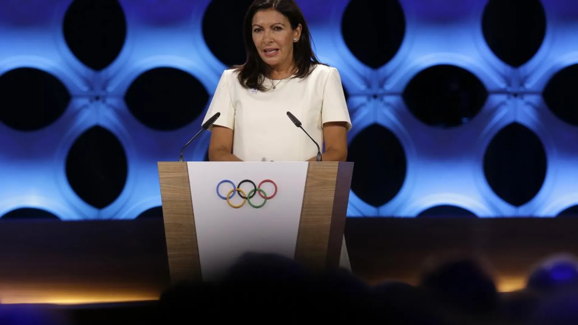 Anne Hidalgo, la alcaldesa de París, se dirige a los miembros del Comité Olímpico Internacional hoy en Lima.