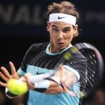 El tenista español Rafael Nadal devuelve la bola al checo Lukas Rosol