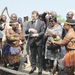 El presidente francés, Emmanuel Macron, participa en una ceremonia a su llegada ayer a Acra (Ghana)