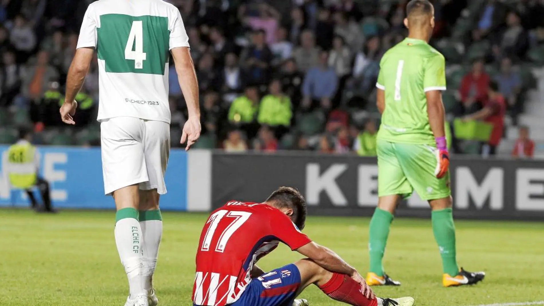 Vietto, en el suelo, durante el partido contra el Elche del pasado miércoles