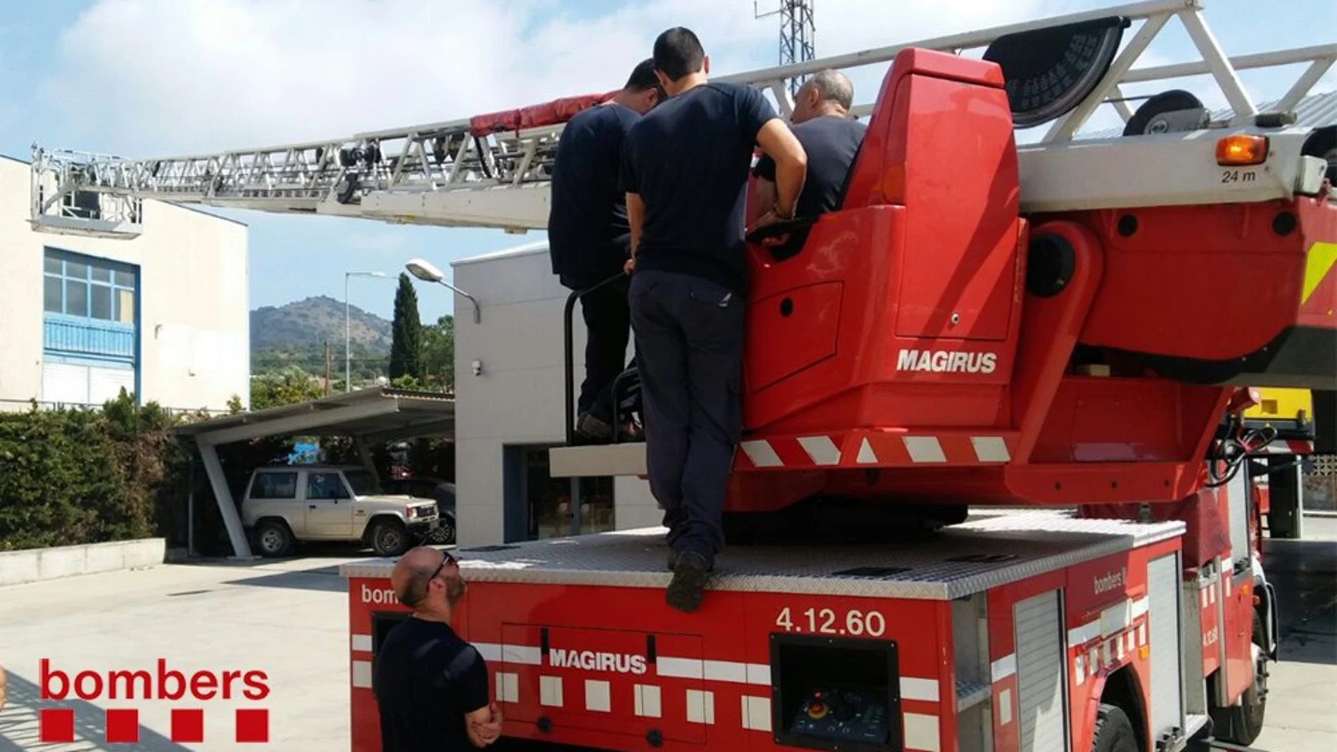 Los bomberos de la Generalitat han desplazado 9 unidades al lugar del siniestro