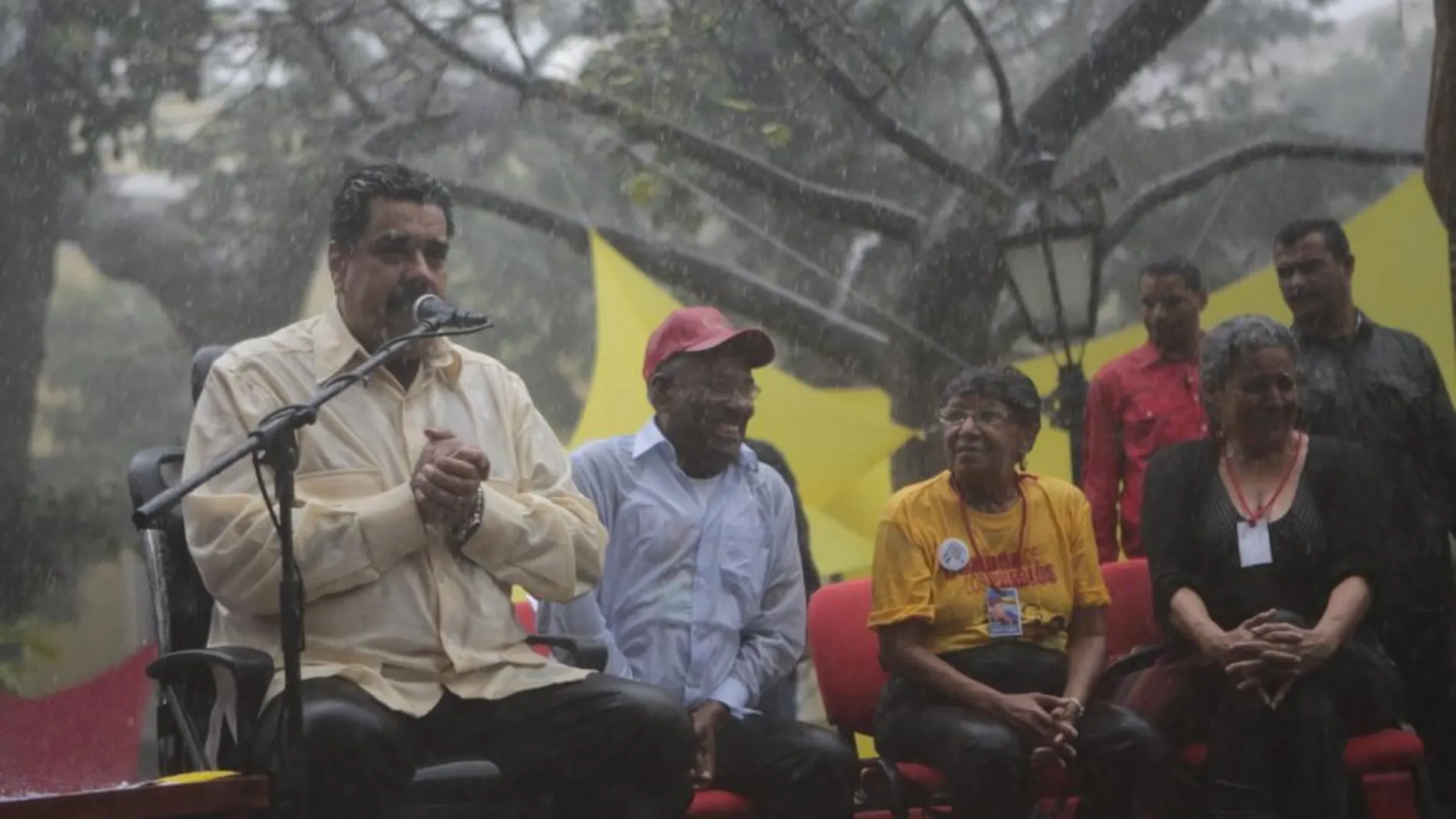 El presidente de Venezuela, Nicolas Maduro (izquierda) participa bajo la lluvia en un mitin por el aniversario 206 de la declaración de Independencia, el pasado martes 19 de abril de 2016