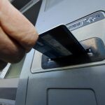 BBVA aplaza el cobro de la comisión de dos euros a los no clientes por el uso de cajeros