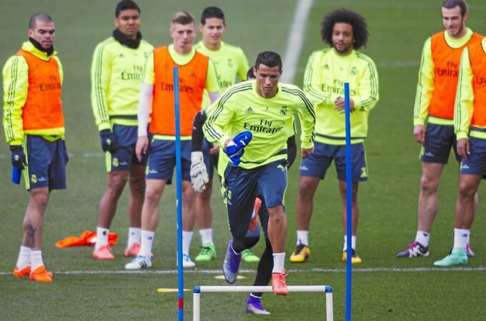 Cristiano inicia un ejercicio ante la mirada de Pepe, Casemiro, Kroos, James, Marcelo y Bale durante el entrenamiento de ayer en Valdebebas