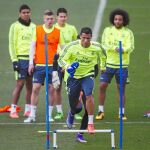 Cristiano inicia un ejercicio ante la mirada de Pepe, Casemiro, Kroos, James, Marcelo y Bale durante el entrenamiento de ayer en Valdebebas