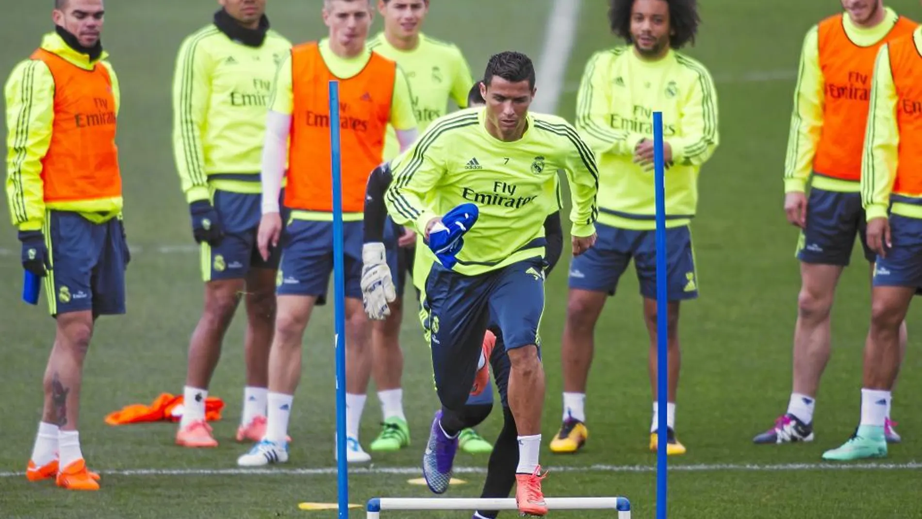 Cristiano inicia un ejercicio ante la mirada de Pepe, Casemiro, Kroos, James, Marcelo y Bale durante el entrenamiento de ayer en Valdebebas
